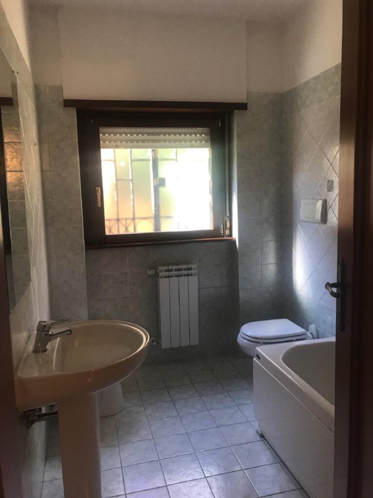 bagno prima della ristrutturazione Castelgandolfo