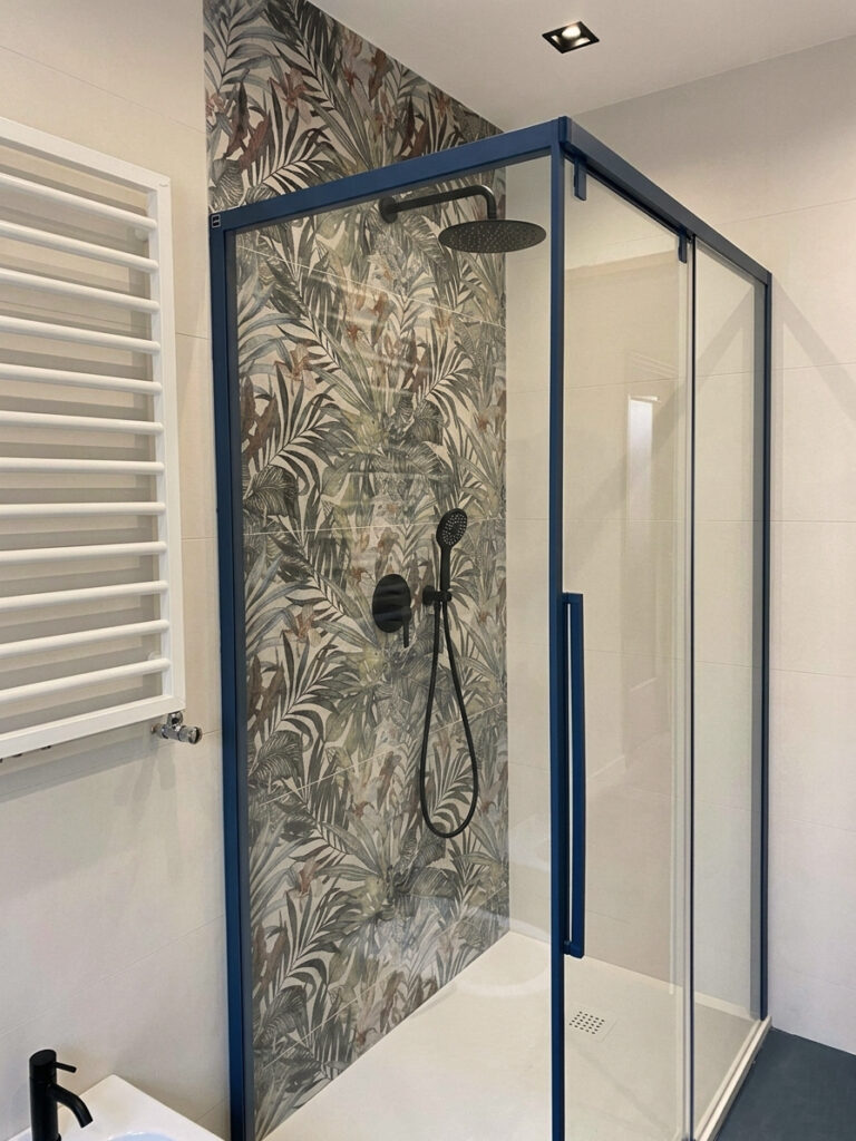 doccia con rivestimento floreale ABK e profilo blu Castelgandolfo