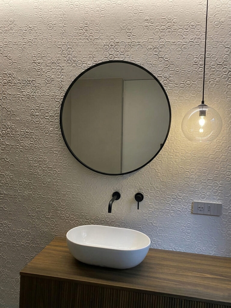 lavabo con rivestimento 3D Ragno Tactile e specchio tondo